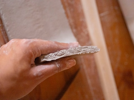 Mit einem Messer oder einem Stahlbesen ritzt du die Ränder ein …