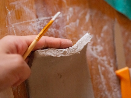 … und bepinselst sie mit Schlicker.