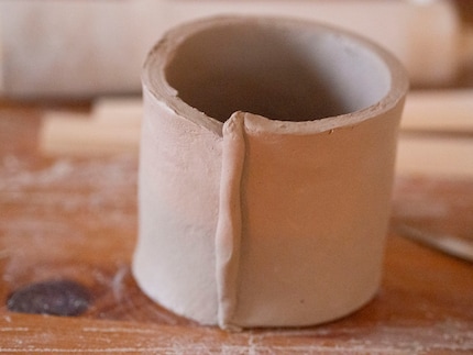 Dann legst du das Röllchen auf die Naht …