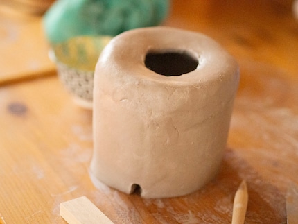 Durch den Schlitz am unteren Rand ziehst du das Stromkabel hindurch.