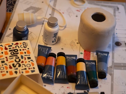 Erst wenn der Lampenfuss komplett getrocknet ist, fängst du mit Bemalen an.