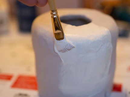 Die erste Farbschicht gilt als Grundierung. Weiss eignet sich gut, weil es die weiteren Farben nicht verfälscht.