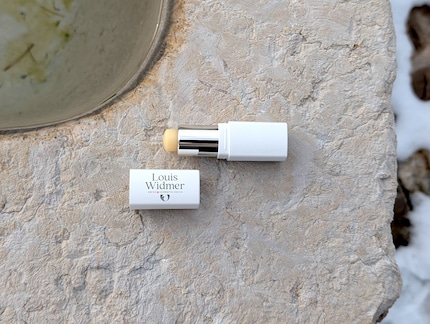 Immer dabei im Winter: Die Lippenpflege von Louis Widmer.