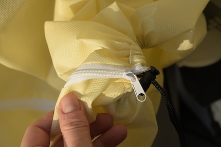 Reissverschluss und Kordel sind praktisch.