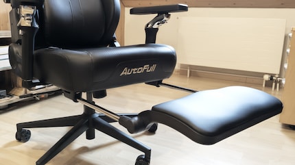 Die Fussstütze ist zu kurz, um die Füsse mit gestreckten Beinen darauf ruhen zu lassen.