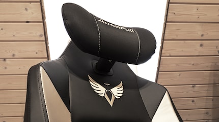 Das Nackenkissen kann ich nicht nur in der Höhe verstellen, sondern auch in der Tiefe.