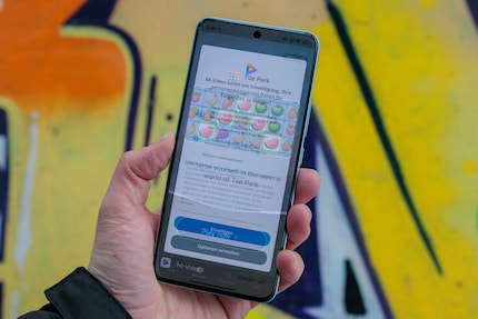 Die Werbung beim ersten Öffnen von System-Apps verschwindet zwar nach einigen Sekunden von selbst, nervt aber trotzdem.