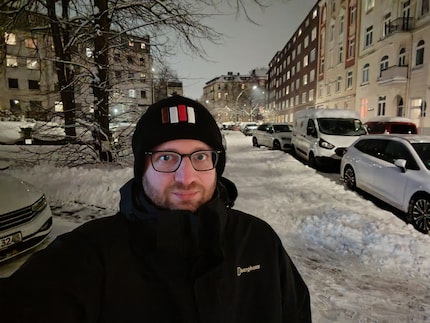 Selfies sehen bei Dunkelheit ohne Nachtmodus noch schlechter aus.