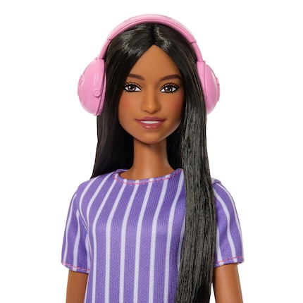 La nouvelle Barbie autiste est équipée d'un casque antibruit rose.