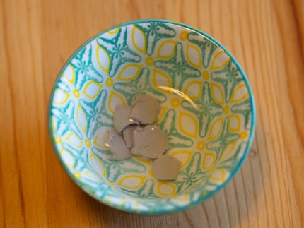 Das Gemisch wird zu Schlicker. Einer Art Ton-Kleber.