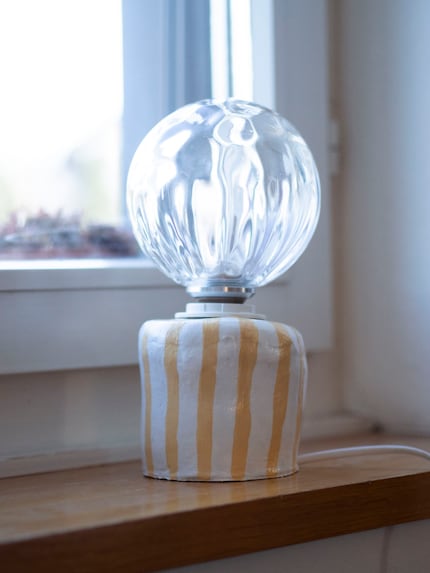 Zusammen mit der verspielten Glühbirne ist die Lampe ein echter Hingucker. 