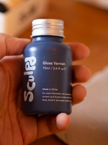 Acryllack gibt dem lufttrocknenden Ton und der Farbe noch eine weitere Schutzschicht …