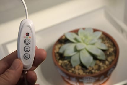 Am Steuerelement kann ich Beleuchtungszeit (oben) und Helligkeit (Mitte) festlegen.