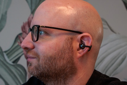 Der Lautsprecher für den Sound befindet sich in der Kugel vor dem Gehörgang.