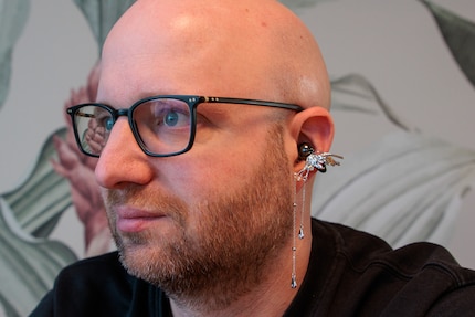 Mit extra Schmuck am Ohrhörer.