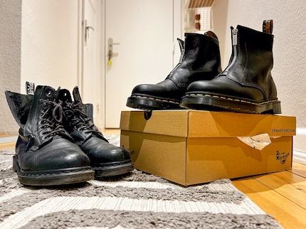 Links die alten, rechts die neuen Stiefel. Ich mag die Reißverschlüsse.