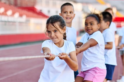 Beim Sport an einem Strang zu ziehen, macht Kinder auf vielen Ebenen stark.