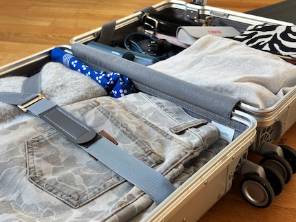In den zwei Kofferhälften bringe ich alles für meinen Kurztrip unter.