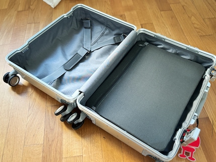 Das Innenleben des Handkoffers ist minimalistisch gehalten.