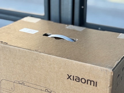 Dank des Griffs lässt sich die Verpackung unkompliziert transportieren.