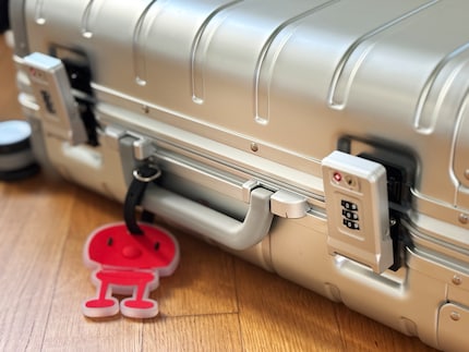 Sicher ist sicher: Der kleine Hoptimist kennzeichnet den Koffer als meinen.