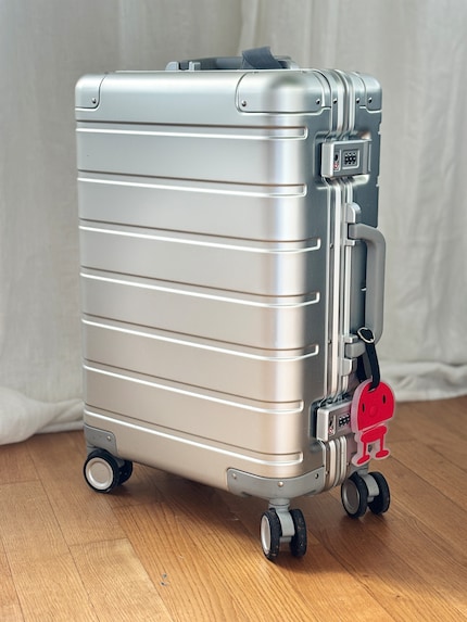 Schlicht, schön, stabil – der kleine Koffer überzeugt mich auf den ersten Blick.