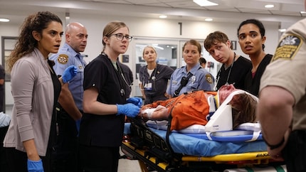 In der Notaufnahme gibt’s keine Verschnaufpausen: Wer scheitert, fliegt darum nicht – sondern steht wieder auf, arbeitet stoisch weiter und sammelt später die psychischen Scherben zusammen.