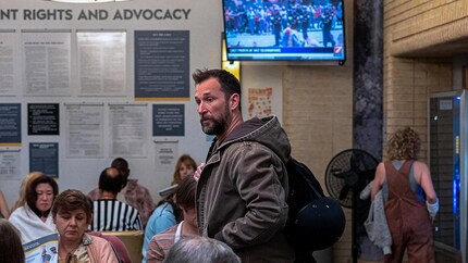 Im Warteraum zur Notaufnahme müssen Menschen zwischen fünf und sieben Stunden ausharren – wenn’s gut geht. Anscheinend ganz normal in den USA.