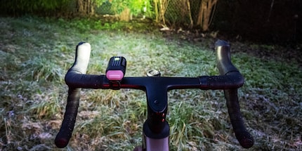 Lezyne «React Drive» Frontlicht: Weisses Licht leuchtet mit maximal 1200 Lumen nach vorne. Rotes oder hier eher pinkes Licht signalisiert ein sich näherndes Fahrzeug.