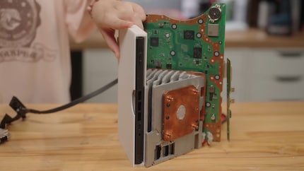 Die Mainboards der drei Konsolen werden um den Kühler angeordnet.