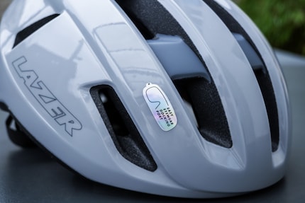 Die kleine Öffnung unter dem Sticker dient auch als Brillengarage.