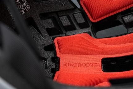 Während andere Hersteller oft auf die Mips-Technologie setzen, arbeitet Lazer im neuen Sphere mit KinetiCore.