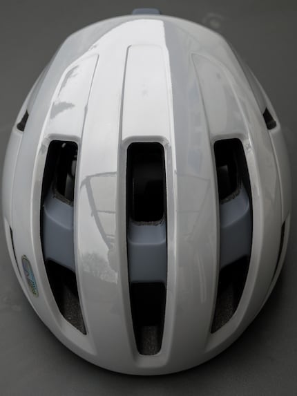 Die drei grossen Lüftungsöffnungen des Sphere KinetiCore dominieren das Design des Helms.