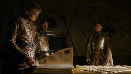 Joffrey Baratheon beäugt spöttisch den Eintrag von Sir Duncan dem Grossen im Buch der Brüder.