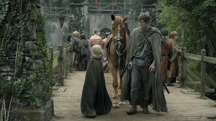 Peter Claffey, der Dunk spielt, soll beim Casting den Raum aus lauter Nervosität vollgekotzt haben. Für Showrunner Ira Parker war sofort klar: «Er ist unser Dunk!».