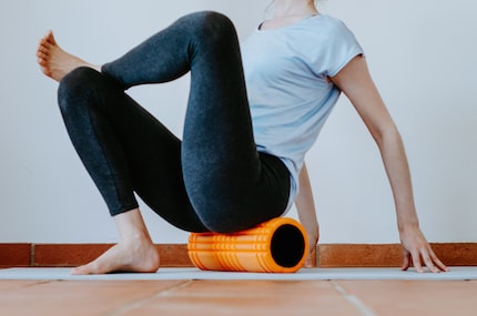Faszienrollen, «Figure 4 Stretch» (im Bild) oder die Brücke können dir erste Hilfe bei akuten Schmerzen im unteren Rücken bieten.