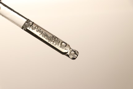 Im Gegenlicht meines Badezimmers kommen die Bläschen in der Pipette schön zur Geltung.