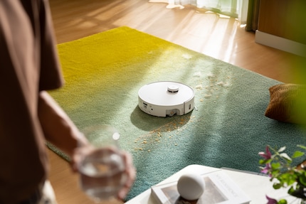 Il Curv 2 Flow aspira in modo meno potente, ma ha un rullo per mop.