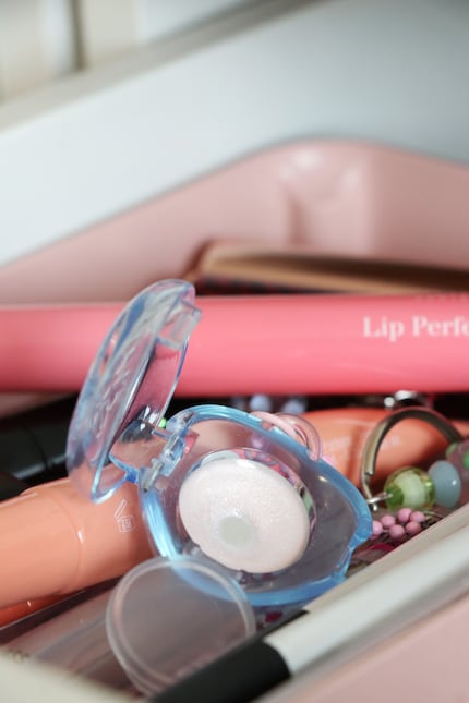 Praktisch fürs Nachschminken unterwegs: Die Charm-Variante des Fwee Glowy Jelly Pot Highlighters in der Farbe Sugar Powder.