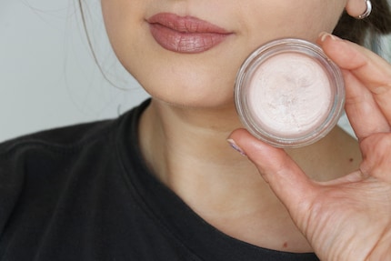 Siehst du den Effekt? Hier trage ich den Vanilla Highlighter von Ere Perez über meinem Lippenstift.