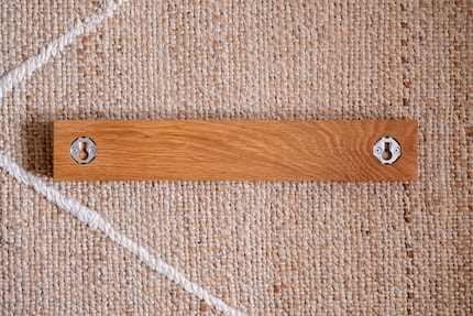 Zwei Löcher in der Wand genügen, um den Ordnungshelfer zu befestigen.