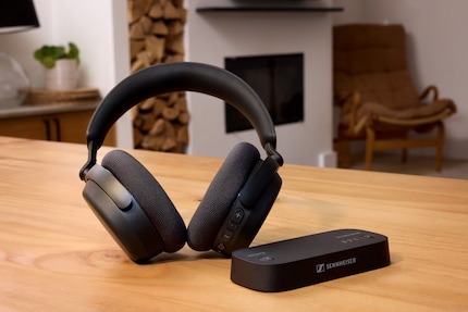 One transmitter, many listeners: Sennheiser's BTA1 distributes TV sound via Auracast - here in a bundle with the HDR 275.