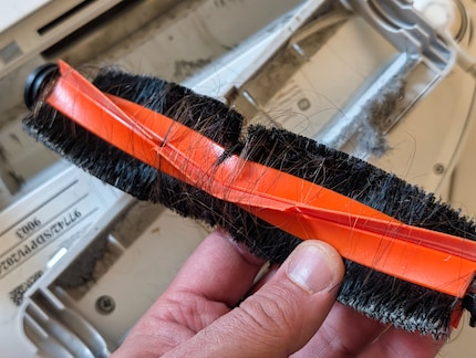 Lange Haare wickeln sich um die Bürste.