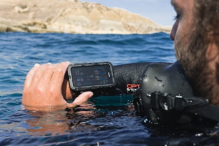 Dank Amoled-Display soll die Lesbarkeit bei unterschiedlichen Lichtverhältnissen gegeben sein.