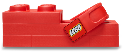 Vier Noppen, klobiger Körper und beweglicher Fersenriemen: Der Schuh orientiert sich klar an der Form eines Lego-Steins.