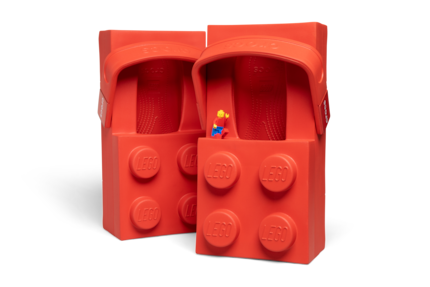 Der «Brick Clog» wird im Lego Shop als «collectible oversized pair» mit einer Altersempfehlung ab 14 Jahren geführt.