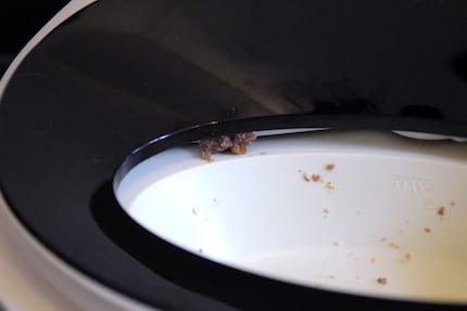 Etwas Futter ist hängen geblieben – lässt sich aber leicht entfernen.