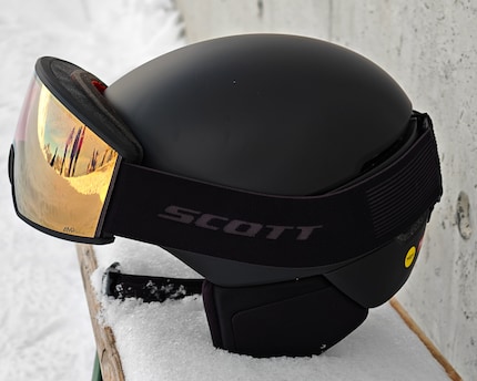 Den Flow Pro von Scott gibt es in diversen Farben. Hier im schlichten Schwarz. Review zur photochromen Goggle von Scott folgt.