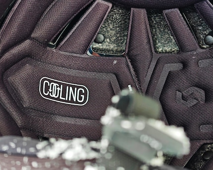 Der Name ist Programm: Dank der guten Lüftung bleibt es unter der Schale des Flow Pro von Scott kühl.