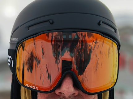 Der Scott Flow Pro verträgt sich nicht so gut mit Goggles anderer Marken. Hier die Sight 2.0 von React. Auf den Seiten sitzt die Brille dann nicht bündig und es kann unangenehm kalte Luft einströmen.